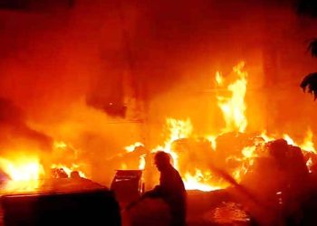 3 killed in Reazuddin Bazar fire in Ctg