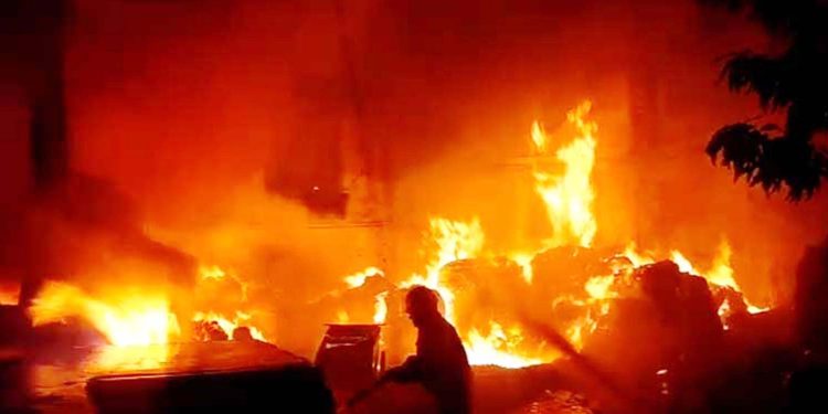 3 killed in Reazuddin Bazar fire in Ctg