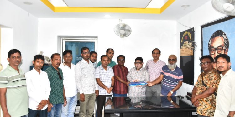 Khulna Union of Journalists (KUJ) The outgoing committee president, general secretary and treasurer will present the newly elected committee at the office of the organization on Saturday (June 22). handed over responsibility Photo- DEN