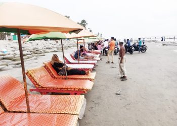 Roaring in the sea, no tourists