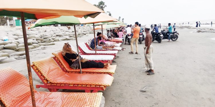 Roaring in the sea, no tourists