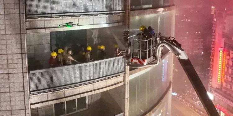 China shopping centre fire kills 16
