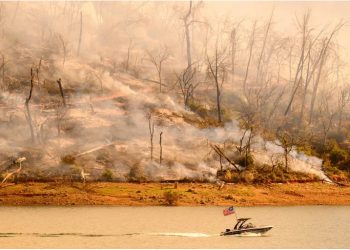 An out-of-control fire in northern California has promoted warnings for thousands of people to flee (JOSH EDELSON)/AFP
