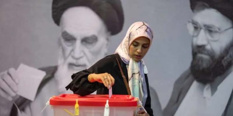 A woman casts her vote at a polling station during the run-off election for the Iranian presidential elections. Arne Bänsch/dpa