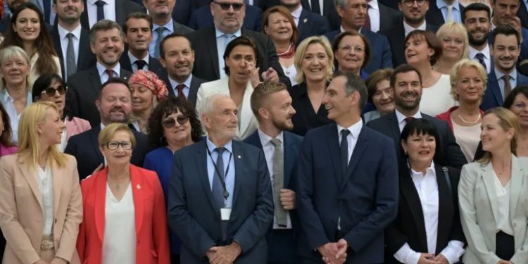 Increased far-right ranks prepare for French parliament