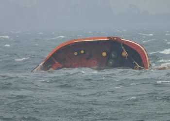 Philippine tanker carrying 1.4 mln litres of oil capsizes off Manila