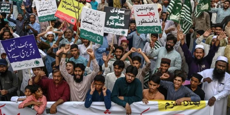 Pakistan reaches $7 bn aid deal with IMF