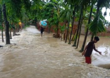 Torrential rainfall strands 300 tourists in Rangamati, Sajek-Khagrachhari road flooded