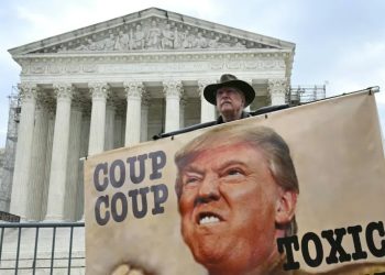 Des opposants à l'ex-président américain Donald Trump manifestent devant la Cour suprême des Etats-Unis, à Washington, le 25 avril 2024 (Mandel NGAN)/AFP