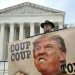 Des opposants à l'ex-président américain Donald Trump manifestent devant la Cour suprême des Etats-Unis, à Washington, le 25 avril 2024 (Mandel NGAN)/AFP