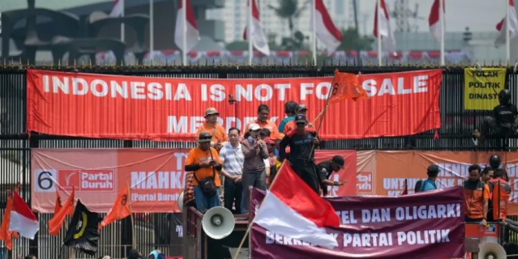 Indonesians protesting election law changes clash with police