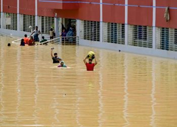 Floods ease in Bangladesh but 300,000 still in shelters