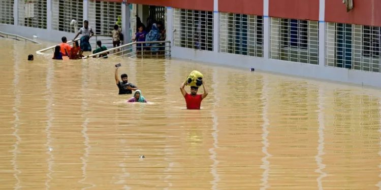 Floods ease in Bangladesh but 300,000 still in shelters