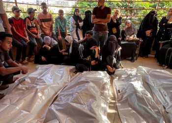 Mourners grieve next to the bodies of Palestinians killed in Israeli strikes, amid the Israel-Hamas conflict, at Nasser hospital in Khan Younis in the southern Gaza Strip, August 28, 2024. REUTERS/Hussam Al-Masri