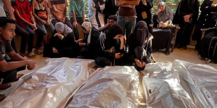 Mourners grieve next to the bodies of Palestinians killed in Israeli strikes, amid the Israel-Hamas conflict, at Nasser hospital in Khan Younis in the southern Gaza Strip, August 28, 2024. REUTERS/Hussam Al-Masri