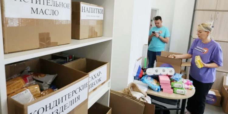 In Moscow, volunteers gather aid as thousands flee border