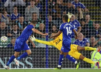 Vardy strikes as Leicester hold misfiring Spurs