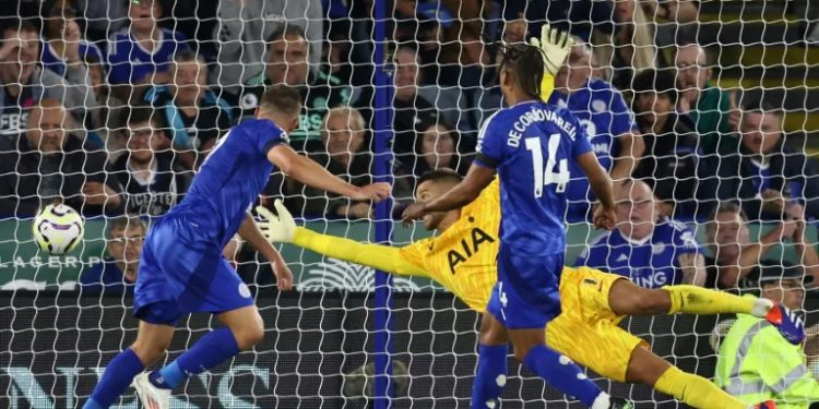 Vardy strikes as Leicester hold misfiring Spurs