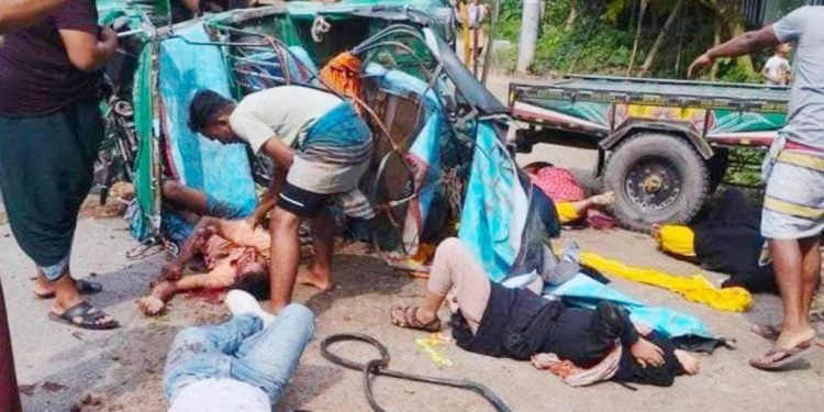 1 killed, 7 injured in road accident in Narsingdi