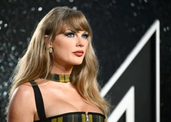 Taylor Swift again urges fans to vote at MTV VMAs
