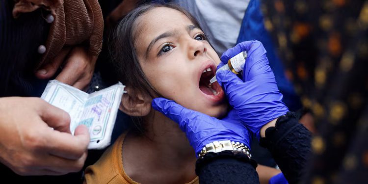 A Palestinian girl is vaccinated against polio, amid the Israel-Hamas conflict, in Khan Younis in the southern Gaza Strip, September 5, 2024. REUTERS/Mohammed Salem