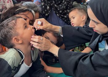 A Palestinian child is vaccinated against polio, amid the Israel-Hamas conflict, in Deir Al-Balah in the central Gaza Strip, September 1, 2024. REUTERS/Hussam Al-Masr