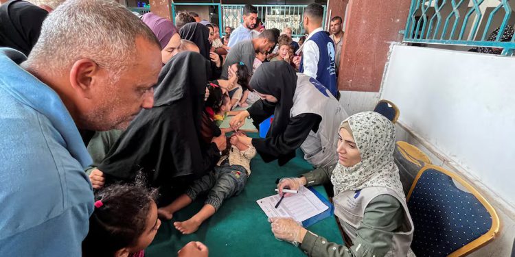 A Palestinian child is vaccinated against polio, amid the Israel-Hamas conflict, in Deir Al-Balah in the central Gaza Strip, September 1, 2024. REUTERS/Hussam Al-Masri