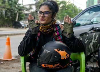 Women ride Pakistan’s economic crisis into the workplace