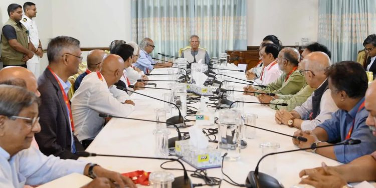 Reasonable tenure for interim govt: Chief Adviser holds discussion with top editors