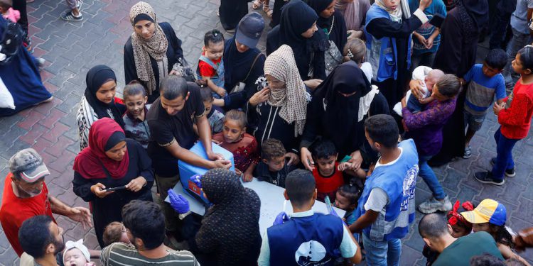 Palestinian children are vaccinated against polio, amid the Israel-Hamas conflict, in Khan Younis in the southern Gaza Strip, September 5, 2024. REUTERS/Mohammed Salem