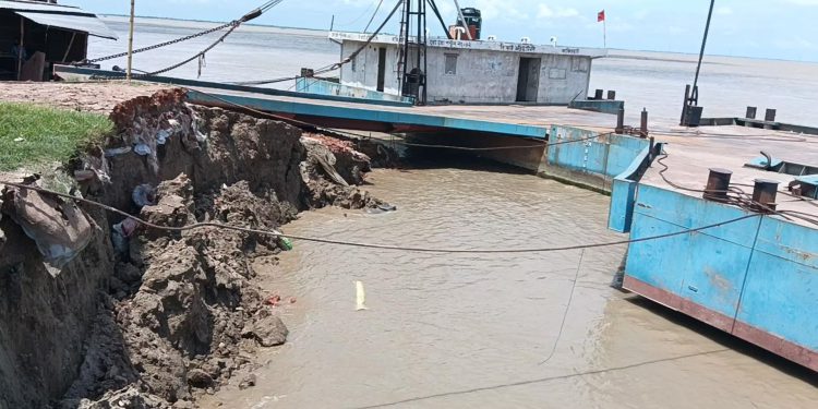 River erosion halts ferry movement at Daulatdia terminal