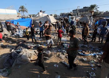 Palestinians inspect the site of an Israeli strike on the courtyard of Al-Aqsa Martyrs hospital, where displaced people were taking shelter in tents, amid the Israel-Hamas conflict, in Deir Al-Balah in the central Gaza Strip, September 5, 2024. REUTERS/Ramadan Abed