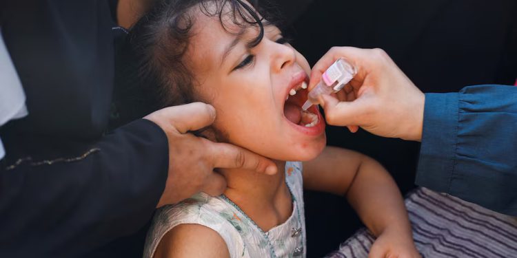 A Palestinian girl is vaccinated against polio, amid the Israel-Hamas conflict, in Khan Younis in the southern Gaza Strip, September 5, 2024. REUTERS/Mohammed Salem