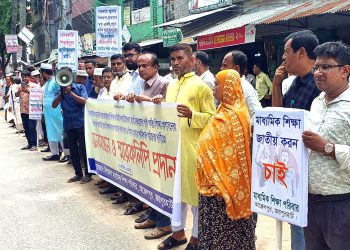 The teachers of Akkelpur left the school on the road to demand