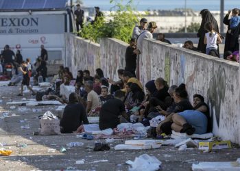 Hundreds of fleeing families sleep on beaches and streets after Israel’s strikes shake Beirut- PHOTO