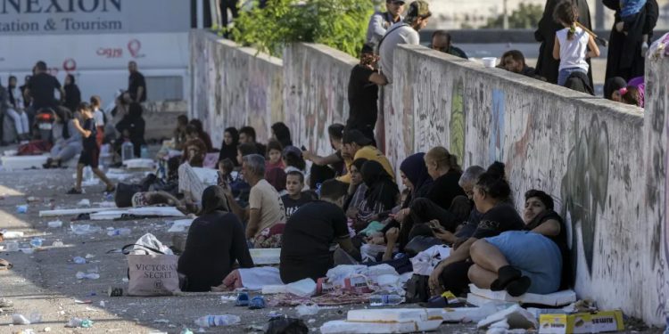 Hundreds of fleeing families sleep on beaches and streets after Israel’s strikes shake Beirut- PHOTO