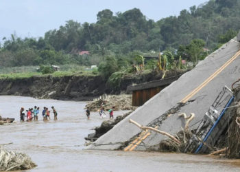 Philippine rescuers battle floodwaters to reach stranded