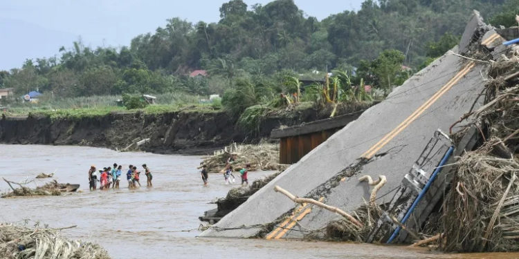 Philippine rescuers battle floodwaters to reach stranded