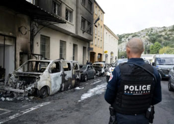 France vows to step up drugs fight after police vehicles torched