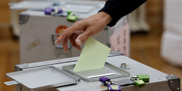 A man casts his ballot during the general election at a polling station in Tokyo, Japan October 27, 2024. REUTERS/Kim Kyung-Hoon