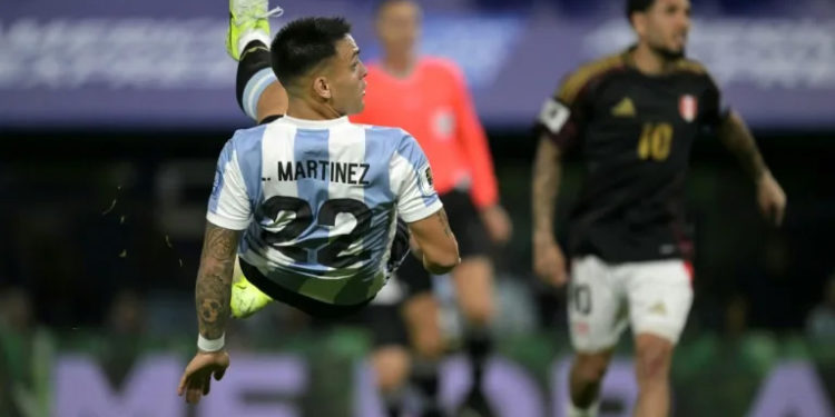 Argentina beat Peru as Uruguay hold Brazil