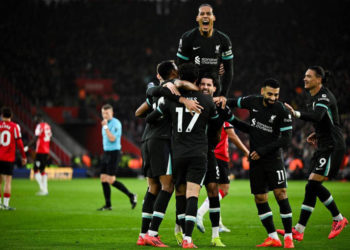 Liverpool's Hungarian midfielder Dominik Szoboszlai (C) celebrates with teammates after scoring his team first goal during the English Premier League football match between Southampton and Liverpool at St Mary's Stadium in Southampton, southern England on November 24, 2024. (Photo by JUSTIN TALLIS / AFP)
