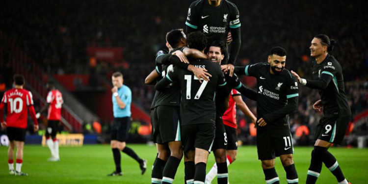 Liverpool's Hungarian midfielder Dominik Szoboszlai (C) celebrates with teammates after scoring his team first goal during the English Premier League football match between Southampton and Liverpool at St Mary's Stadium in Southampton, southern England on November 24, 2024. (Photo by JUSTIN TALLIS / AFP)