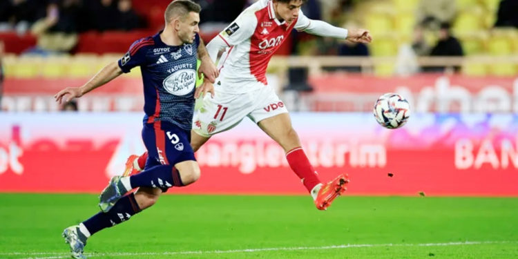 Maghnes Akliouche (R) smashes home Monaco's third goal against Brest (Valery HACHE)