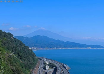 Snow seen on Mount Fuji after record absence