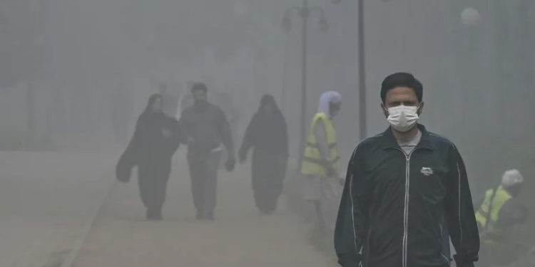 Pakistan's second biggest city Lahore recently recorded air pollution at a level 40 times level deemed acceptable by the WHO (Arif ALI) (Arif ALI/AFP/AFP)
