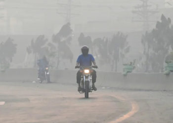 Pakistan shuts primary schools in Lahore over record pollution