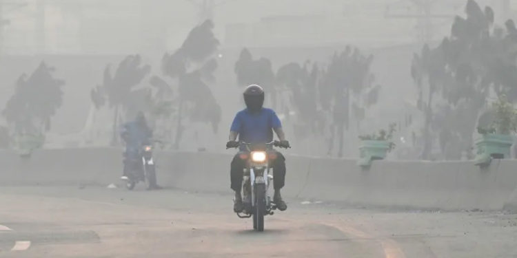 Pakistan shuts primary schools in Lahore over record pollution