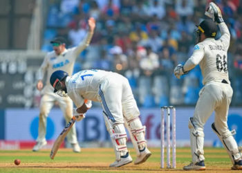 New Zealand lead by 143 as spin rules in seesaw third India Test
