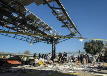 Security personnel inspect the blast site after an explosion at a railway station in Quetta, in Pakistan's Balochistan province on November 9, 2024 (Banaras KHAN) (Banaras KHAN/AFP/AFP)